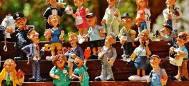 Schon Grundschulkinder konstruieren sich über die Wahl eines in ihren Augen ’weiblich‘ oder ‚männlich‘ assoziierten Berufs als Mädchen beziehungsweise Junge. Bild :Alexas_Fotos / Pixabay (CC0 Public Domain)