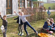 Baden-Württembergs Kultusministerin Susanne Eisenmann will Schulen zeigen, wie sie Bewegung und Sport im Schulalltag verankern können. Foto: Ft1844freiburg / Wikimedia Commons (CC BY-SA 4.0) (Ausschnitt)