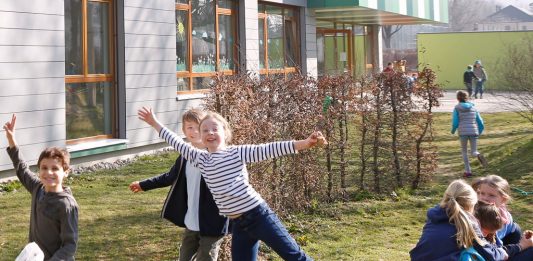 Baden-Württembergs Kultusministerin Susanne Eisenmann will Schulen zeigen, wie sie Bewegung und Sport im Schulalltag verankern können. Foto: Ft1844freiburg / Wikimedia Commons (CC BY-SA 4.0) (Ausschnitt)