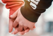 „Nicht alle Blumen blühen im April“: Psychologen untersuchen Beziehungen im Jugendalter Händchenhalten