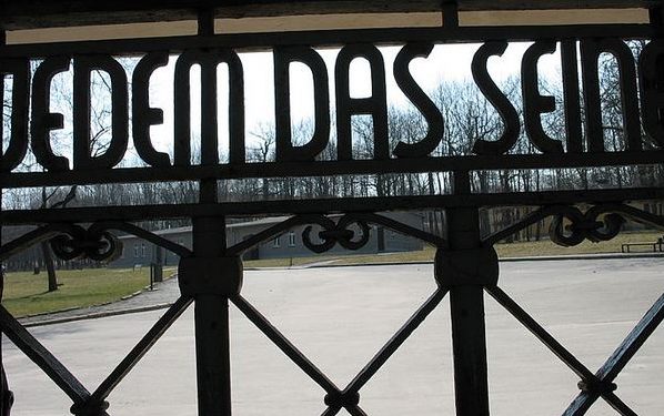 Zynischer Spruch am Eingang des Konzentrationslagers Buchenwald. Foto: Motorfix / Wikipedia Commons (CC BY-SA 3.0)