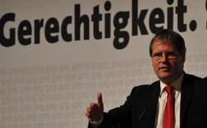 Hält die Gewerkschaftsforderungen für maßlos überzogen: Sachsen-Anhalts Finanzminister Jens Bullerjahn (SPD), hier auf einem SPD-Parteitag. Foto: Yaway-Media, Wikimedia Commons (CC BY-SA 3.0) 