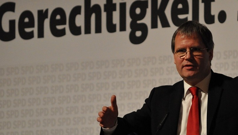 Hält die Gewerkschaftsforderungen für überzogen: Sachsen-Anhalts Finanzminister Jens Bullerjahn (SPD), hier auf einem SPD-Parteitag. Foto: Yaway-Media, Wikimedia Commons (CC BY-SA 3.0) 