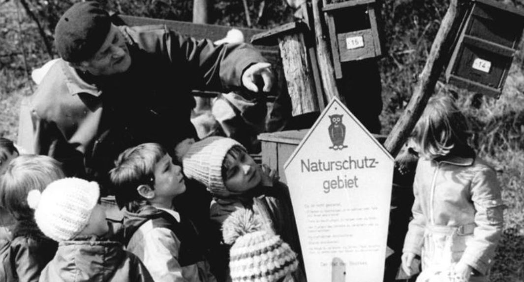 Naturkunde-Unterricht am "außerschulischen Lernort" 1979. Foto: Bundesarchiv, Bild 183-U0504-0301 / CC-BY-SA / Wikimedia Commons