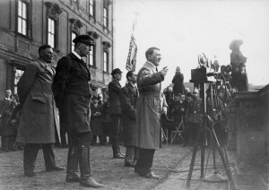 Adolf Hitlers Ansprache bei der Reichspräsidentenwahl 1932 in Berlin. (Bundesarchiv, Bild 102-14271B / CC-BY-SA)