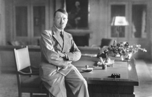 Hitler in seinem Arbeitszimmer auf dem Obersalzberg 1936. Foto: Bundesarchiv/Wikimedia Commons