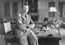 "Nicht nur Schwarz und Weiß": Hitler in seinem Arbeitszimmer auf dem Obersalzberg 1936. Foto: Bundesarchiv/Wikimedia Commons