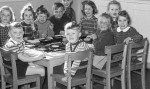 Kinder in einem Heim 1948. Foto: Hans Lachmann / Deutsches Bundesarchiv / Wikimedia Commons