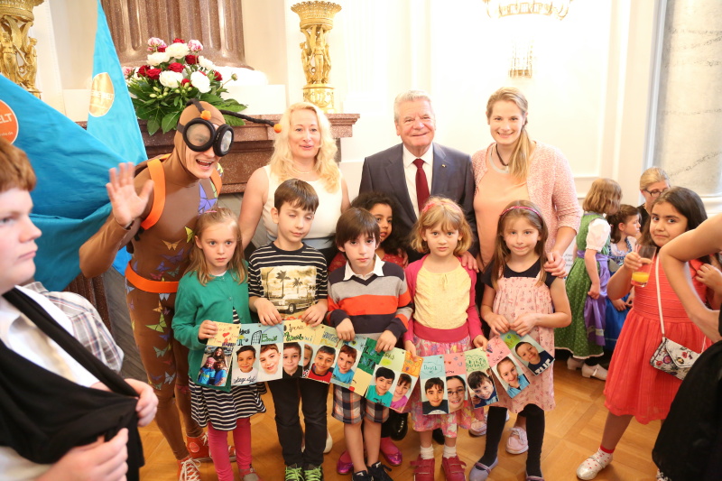 Bundespräsident_Joachim_Gauck_mit_Vite_dem_Maskottchen_des_Schulwettbewerbs_und_den_Preisträgerinnen_und_Preisträgern_der_Friedrich-Ludwig-Jahn-S