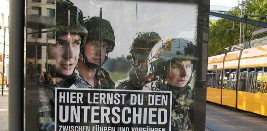 Kampagnenplakat der Bundeswehr (in Dresden). Als Arbeitgeber in Schulen werben zu können, ist ein erheblicher Vorteil bei der Personalgewinnung. Foto Lupus in Saxonia / Wikimedia Commons (CC BY-SA 4.0)