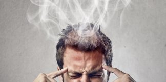 Immer mehr Schulleiter und Lehrkräfte fühlen sich überlastet - im hessischen Kultusministerium stapeln sich die Überlastungsanzeigen. Illustration: Shutterstock