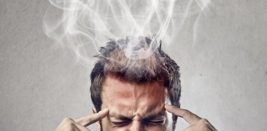 Immer mehr Schulleiter und Lehrkräfte fühlen sich überlastet - im hessischen Kultusministerium stapeln sich die Überlastungsanzeigen. Illustration: Shutterstock