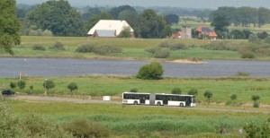Schulbus in einer ländlichen Flusslandschaft