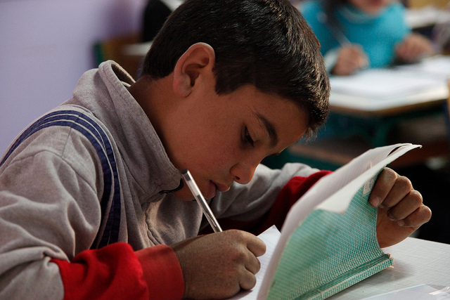 CC BY 2.0 - UK Department for Internationale Development - syrisches Flüchtlingskind in der Schule