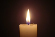 Mit Kerzen gedenken die Menschen des verunglückten Kindes. Foto: Arivumathi / Wikimedia Commons (CC BY-SA 3.0)