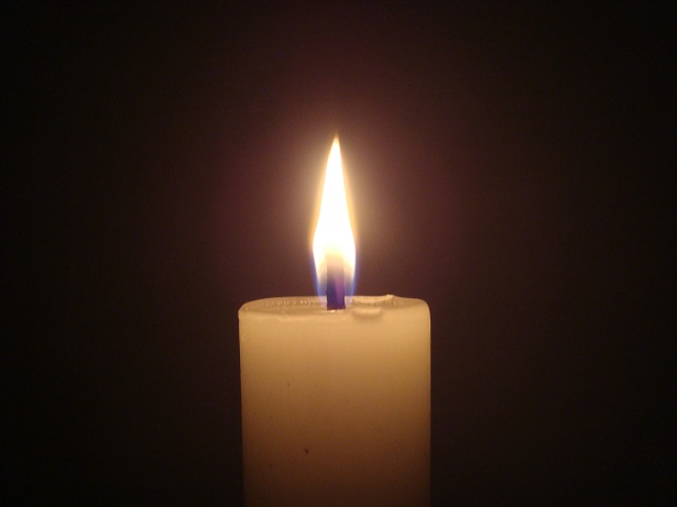 Mit Kerzen gedenken die Menschen des verunglückten Kindes. Foto: Arivumathi / Wikimedia Commons (CC BY-SA 3.0)