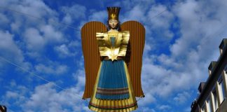 17-jährige Gymnasiastin wird zum neuen Nürnberger Christkind gekürt – und die AfD hetzt im Netz, weil sie einen indischen Vater hat