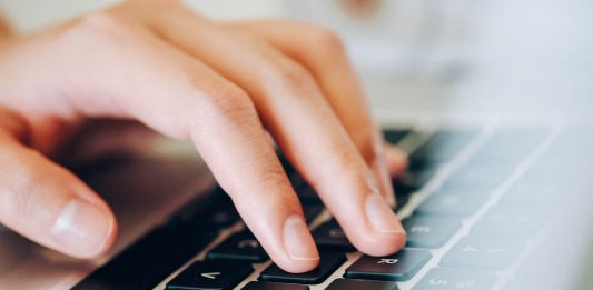 Welche digitalen Grundkenntnisse brauchen Heranwachsende sowie Beschäftigte in der heutigen Welt? Foto: Fancygrave1 / pixabay (CC0)