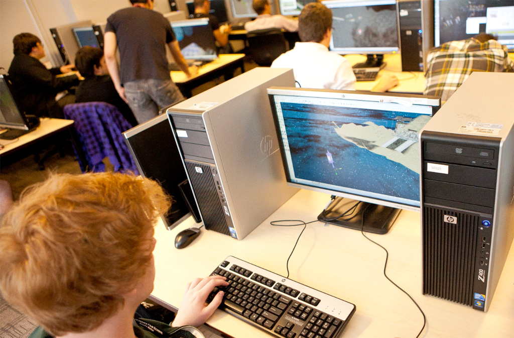 Die technische Entwicklung ist schneller als der bürokratische Prozess, den es erfordert, damit Schulen darauf reagieren können. Foto: Vancouver Film School / flickr (CC BY 2.0)