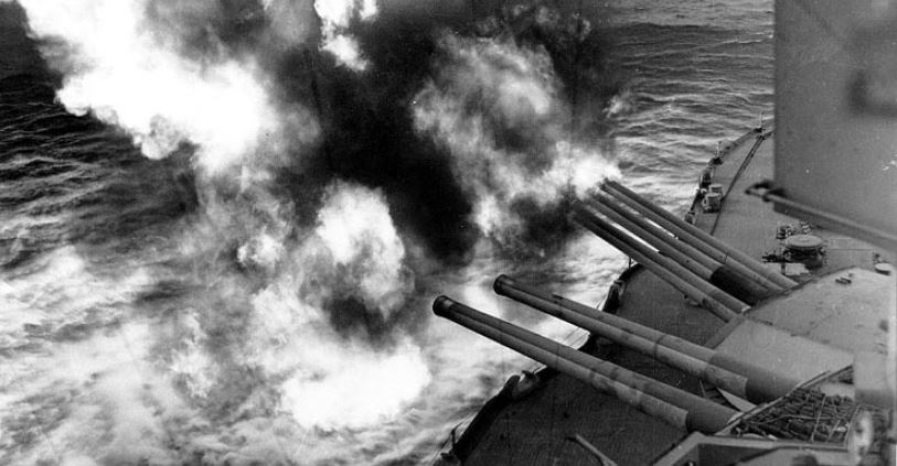 Feuerschutz für die Landungstruppen am D-Day durch die USS Nevada. Foto: National Archives