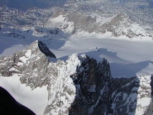 Luftaufnahme des Dachstein aus ca. 3.600m mit Niederer Dachstein (links) und Gjaidstein (im Hintergrund). Foto: Ralph Deleja-Hotko/Wikimedia CC-BY-SA-3.0-DE)