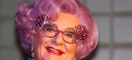 Weiblich? Männlich? Was macht das schon? Der Komiker Barry Humphries alias Dame Edna. Foto: Eva Rinaldi / Wikimedia Commons(CC BY-SA 2.0)