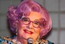 Allen Ernstes: „Herr Professorin“ – den gibt’s jetzt auch an der Uni Potsdam Weiblich? Männlich? Was macht das schon? Der Komiker Barry Humphries alias Dame Edna. Foto: Eva Rinaldi / Wikimedia Commons(CC BY-SA 2.0)