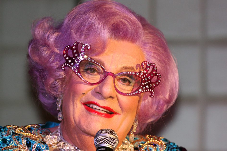 Weiblich? Männlich? Was macht das schon? Der Komiker Barry Humphries alias Dame Edna. Foto: Eva Rinaldi / Wikimedia Commons(CC BY-SA 2.0)