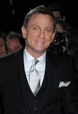 “Vermutlich Potenzprobleme” – Wissenschaftler erforschen James Bonds Trinkgewohnheiten James Bond alias Daniel Craig bei der Filmpremiere von "Ein Quantum Trost" in New York 2011. (Foto. NYTrotter/Wikimedia CC BY-SA 3.0)