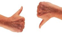 Daumen rauf - oder Daumen runter? Schüler in Bayern sollen künftig Lehrer bewerten, und zwar verpflichtend. Foto: Foto: Gerd Altmann / pixelio.de