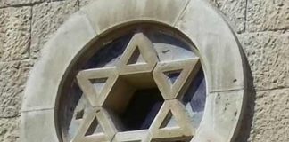 Maßwerkfenster mit einem Davidstern