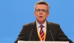 Improvisation ist in den Schulen gefordert, meint Innenminister Thomas de Maizière (CDU, Foto vom CDU-Bundesparteitag im Dezember). Foto. Olaf Kosinsky / Wikimedia Commons (CC BY-SA 3.0 DE)
