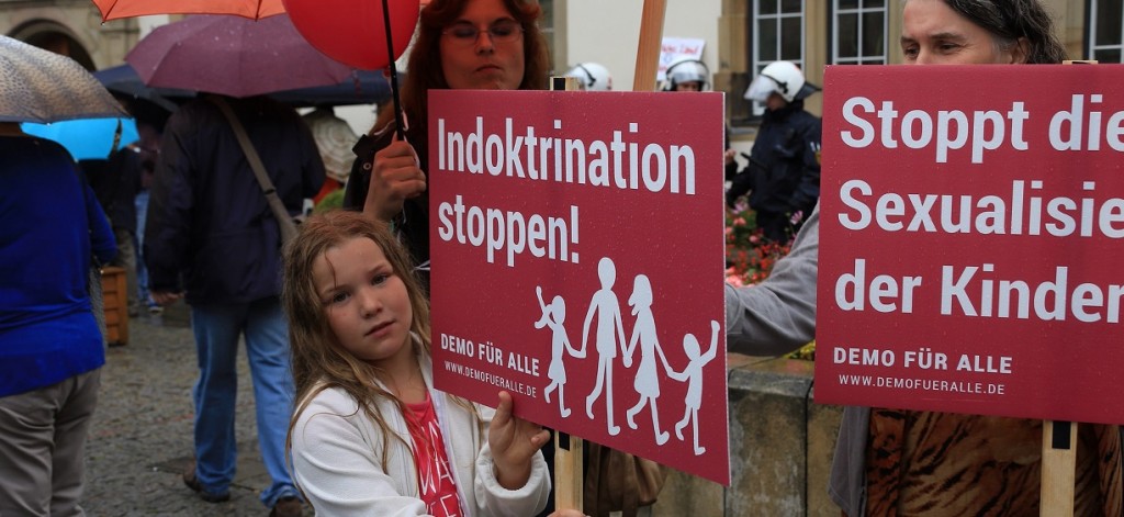 Das Bild zeigt eine Szene aus einer Demonstration gegen "Sexuelle Vielfalt" im Unterricht am 28. Juni 2014 in Stuttgart.) Foto: Demo für Alle / flickr (CC BY-SA 2.0)