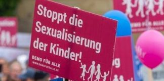 Die "Demo für alle" mobilisierte in Baden-Württemberg Tausende, die gegen neue Bildungspläne demonstrierten - für München war auch schon eine Kundgebung geplant. Foto: Demo für alle