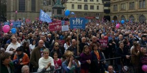 Mehr als 5.000 Menschen demonstrierten heute in Stuttgart gegen eine zunehmende Thematisierung von "Sexueller Vielfalt" im Unterricht. Foto: Demo für alle