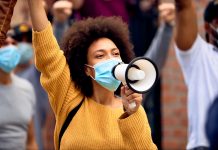 “Demokratie steht auf dem Spiel”: Demokratische Bildung ist Aufgabe aller Fächer Demonstration, Demokratie, Black Lives Matter. Foto: Drazen Zigic/shutterstock