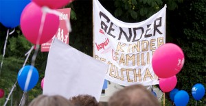 Unter dem Motto “Ehe und Familie vor! Stoppt Gender-Ideologie und Sexualisierung unserer Kinder” wollen die Bildungsplangegner in Stuttgart wieder auf die Straße gehen. (Das Bild zeigt eine Szene aus einer Demonstration am 28. Juni 2014 in Stuttgart.) Foto: Demo für Alle / flickr (CC BY-SA 2.0)