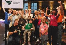 Gruppenbild mit Bundesbildungsministerin: Lehrer und Schüler vom Evangelisches Schulzentrum Martinschule und Anja Karliczek. Foto: Max Lautenschläger / Deutscher Schulpreis