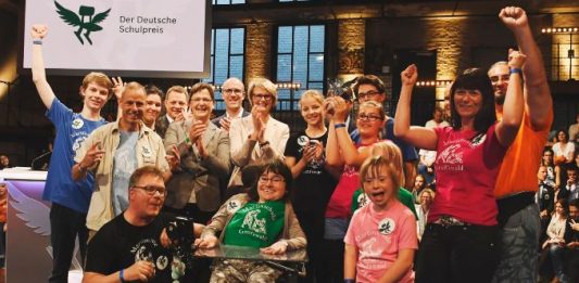 Gruppenbild mit Bundesbildungsministerin: Lehrer und Schüler vom Evangelisches Schulzentrum Martinschule und Anja Karliczek. Foto: Max Lautenschläger / Deutscher Schulpreis