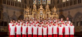 Regensburger Domspatzen in rot weißen Gewändern vor einem Alter