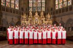 Regensburger Domspatzen in rot weißen Gewändern vor einem Alter