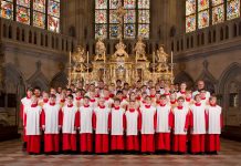Regensburger Domspatzen in rot weißen Gewändern vor einem Alter