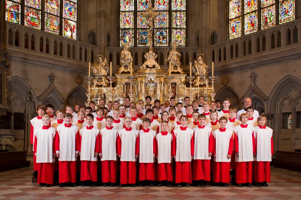 Regensburger Domspatzen in rot weißen Gewändern vor einem Alter 