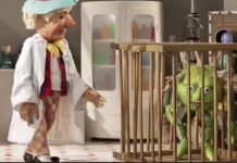 «Dr. Kasperl» von der Augsburger Puppenkiste erklärt Schülern den Corona-Selbsttest