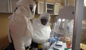 Forscher untersuchen Blutproben auf den Ebola-Virus. Foto: Dr. Randal J. Schoepp / Wikimedia Commons (CC BY 2.0)  