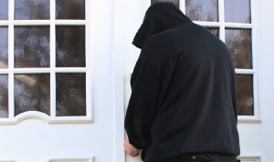 Einbrecher - Die meisten jugendlichen Intensivtäter blieben nicht kriminell. Foto: Rike / pixelio.de