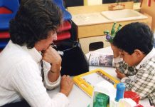 Individuelle Förderung eines Schülers. Schulsozialarbeiter übernehmen wichtige Funktionen bei der Überwindung von Diskriminierung im Schulbereich. Foto: the U.S. Census Bureau / Wikimedia Commons (Gemeinfrei)