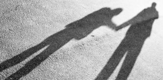 Wenn Kinder sich nicht aus dem langen Schatten der Eltern befreien können ... Foto: Petras Gagilas / flickr (CC BY-SA 2.0)