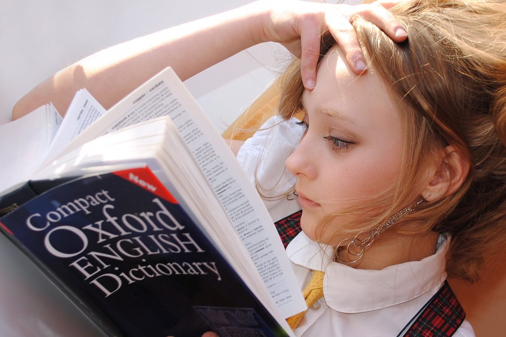 ein Mädchen, vertieft in das Oxford English Dictionary
