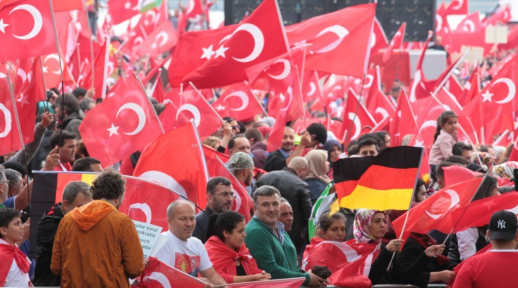 Der türkische Präsident Erdogan hat auch in Deutschland zahlreiche Anhänger (Das Bild zeigt eine Großdemonstration in Köln im Juli 2016). Foto: Andreas Trojak / flickr (CC BY 2.0)
